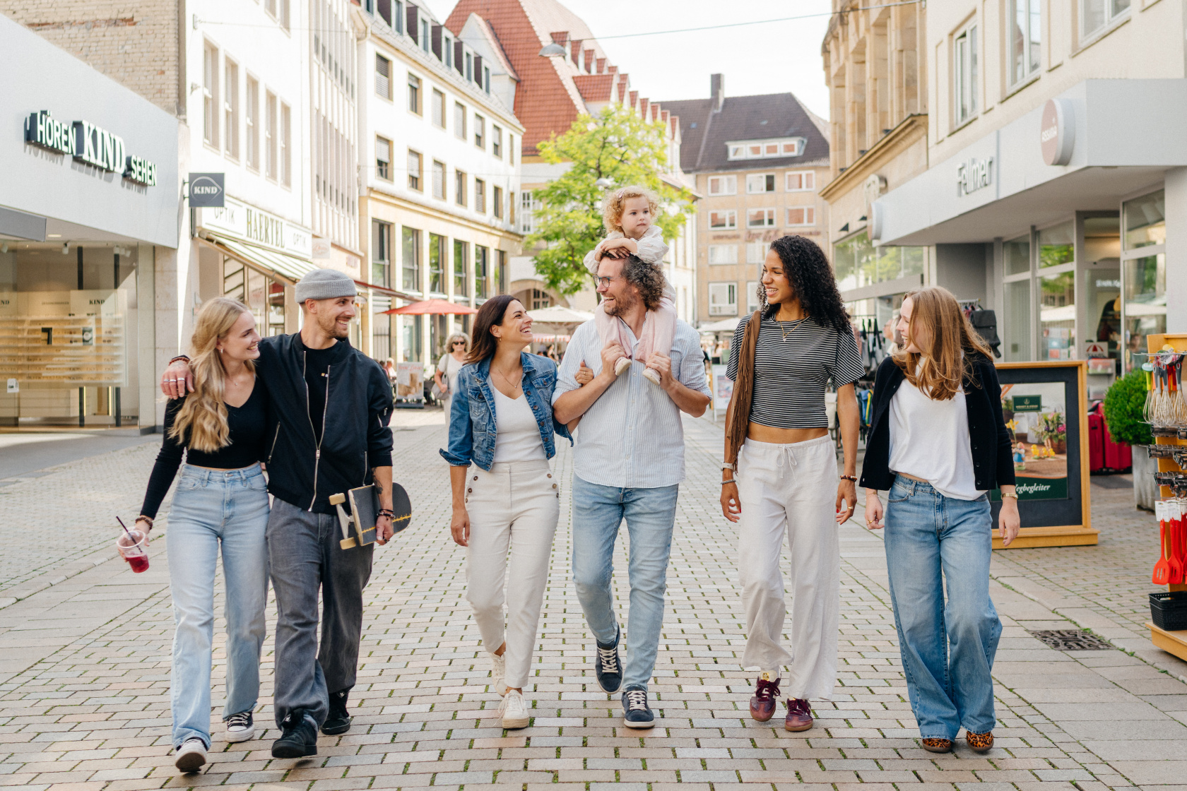 © Bielefeld Marketing GmbH | B. Janzen Gruppe von Menschen spaziert durch Bielefelder Altstadt.