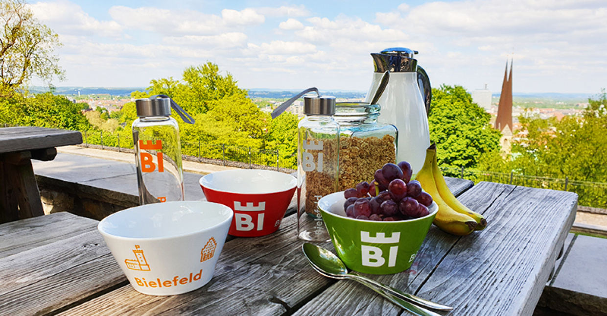 Frühstücksgeschirr auf der Picknickbank vor der Sparrenburg