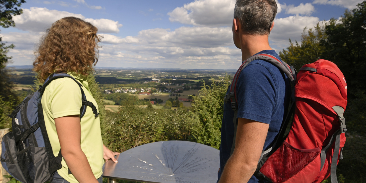 (c) Teutoburger Wald Tourismus | F. Grawe Frau und Mann blicken an der Schwedenschanze in die Ferne