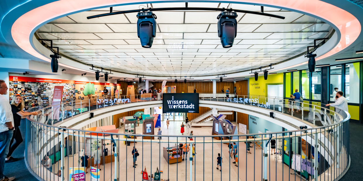 Blick vom ersten Stock hinunter ins Oval der Wissenswerkstadt.