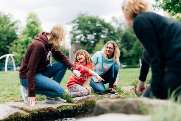 Drei Frauen und ein Mädchen knien an der offenen Lutter