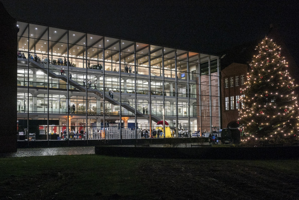 Ansicht der der Dr. Oetker Welt im Dunkeln