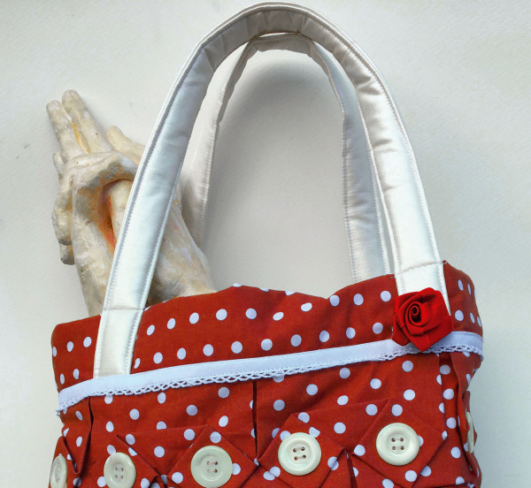 eine rote Tasche mit weißem Henkel