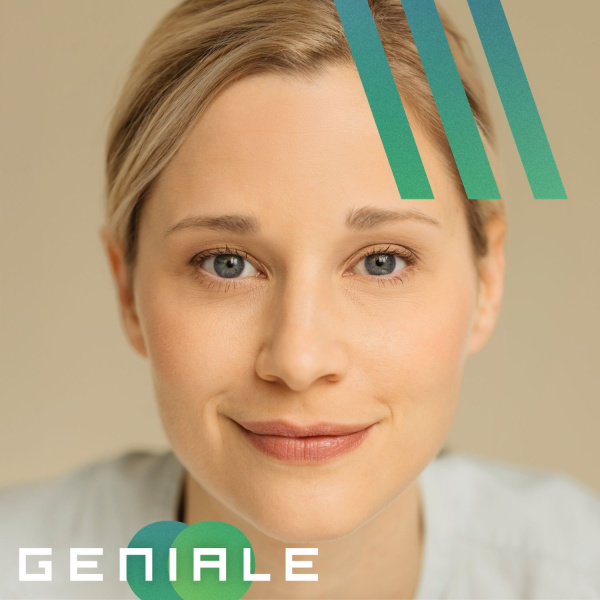 Ein Bild einer blonden, weißen Frau die direkt einen Ansieht. Unten Links steht GENIALE