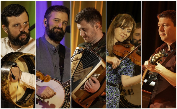 Fünf irische Musiker mit ihren verschiedenen Instrumenten