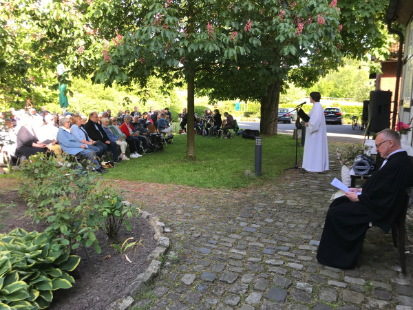 Gottesdienst im Garten des Museums Osthusschule unter freiem Himmel
