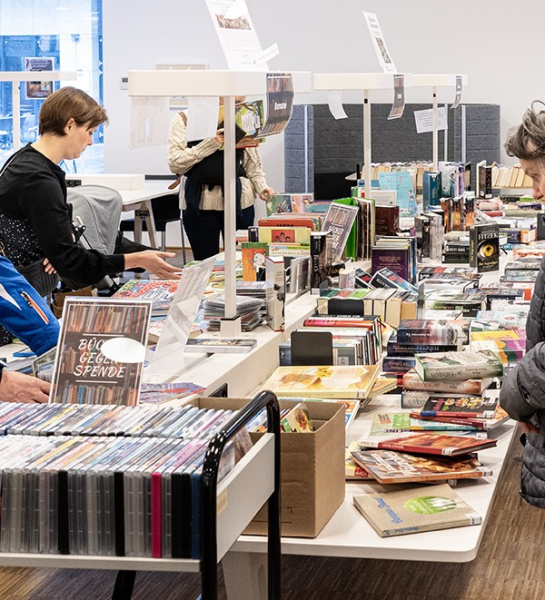 Tisch mit zu verkaufenden Büchern