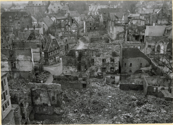 80 Jahre nach Kriegsende - Zeitzeugen berichten: Blick auf die zerstörte Altstadt