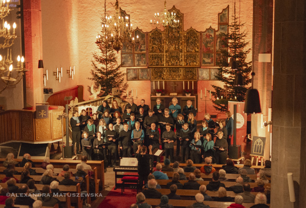 Die Sängerinnen und Sänger des Jungen Gospelchores singen im Altarraum der Altstädter Nicolaikirche