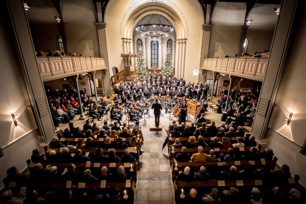 Chor, Orchester und Publikum in der weihnachtlichen Zionskirche