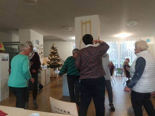 Menschen am Tanzen und sich bewegen