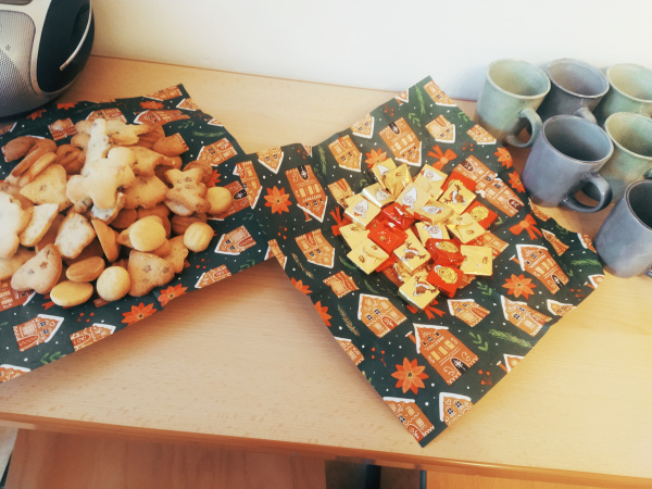 ein mit Keksen gedeckter Tisch