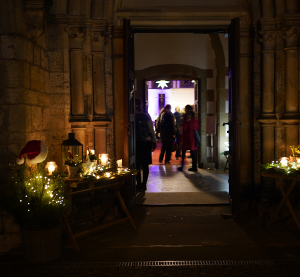 Der Eingang der Pauluskirche, winterlich geschmückt