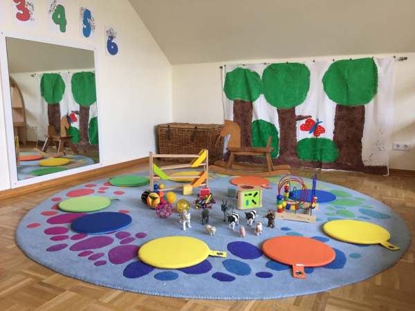 Turnhalle, die für den Treff nutzbar ist, mit Spielsachen.