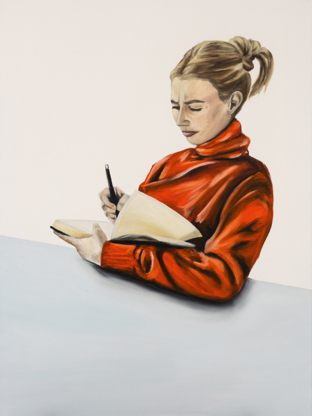 Eine Frau mit blondem Zopf und rotem Pullover sitzt an einem Tisch und schreibt etwas in ein Buch. 