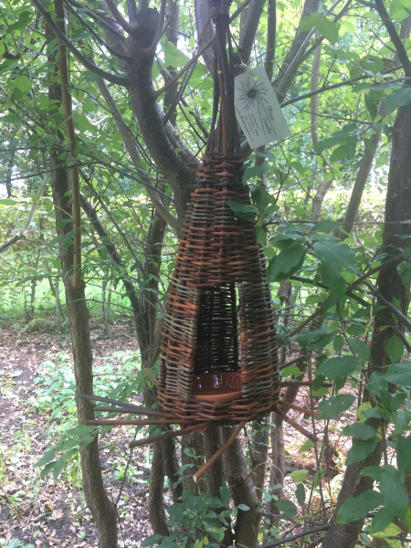 Vogelfutterhaus aus Weidenruten