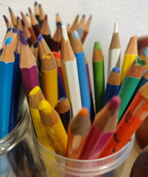 Viele Buntstifte in Gläsern
