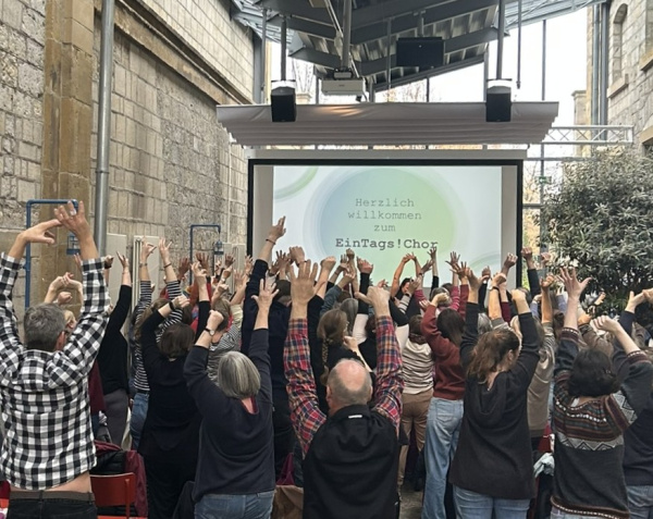 viele Menschen beim "Einsingen" zum EinTags!Chor im Gässchen des Historischen Museum