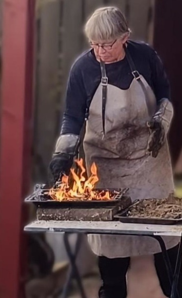 Die glühende Keramik wird mit Sägespänen bedeckt