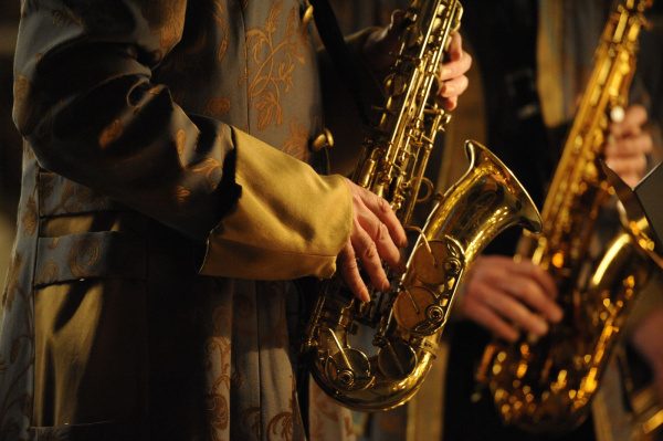 Saxophonspieler/ Bildausschnitt in goldenem Farbton
