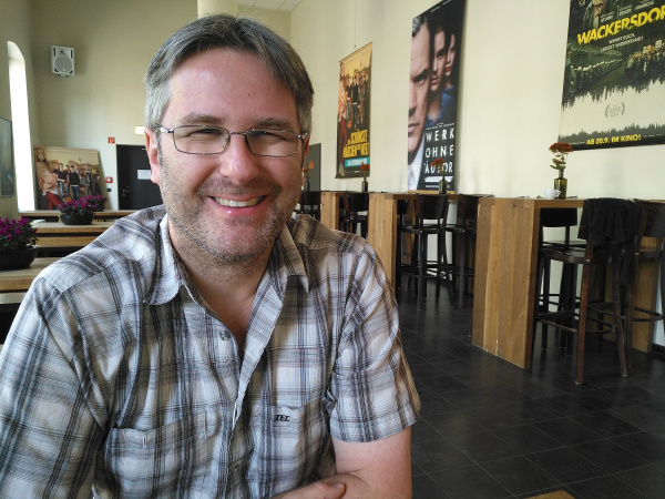 Der Lesebühnenautor Sacha Brohm im Foyer des Lichtwerk Kinos.
