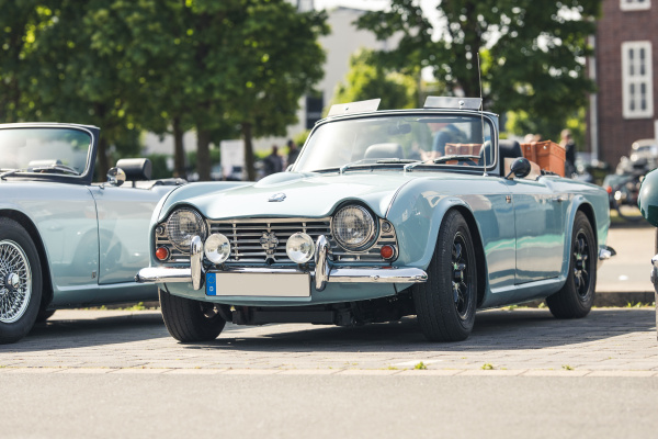 Ein hellblauer Triumph TR4 Cabrio aus den 1960er Jahren, frontal fotografiert