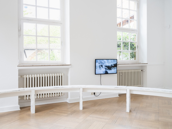 Ausstellungsansicht, Anna Budniewski, Bank und Monitor