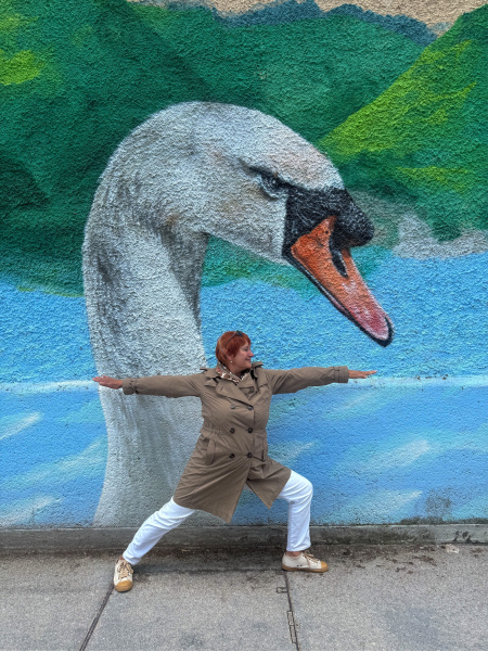 Yogahaltung vor Graffiti mit einem Schwanenkopf