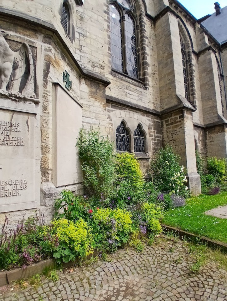 Garten und Gedenktafel - Pauluskirche Bielefeld