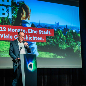 Martin Knabenreich vor der Leinwand