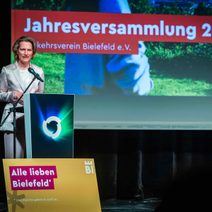 Jennifer Erdmann vor der Leinwand