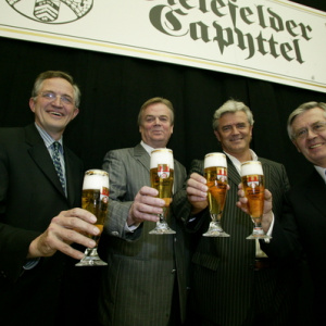 2005 | Guten Appetit wünschen Vorstand und Geschäftsführer des Verkehrsvereins sowie Gastredner beim Bielefelder Capyttel 